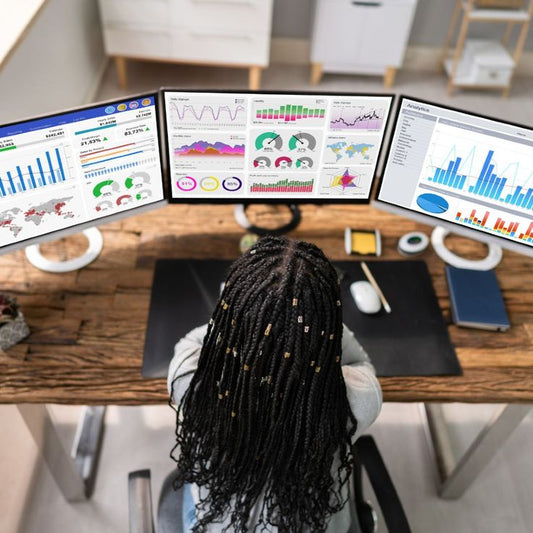 Digital marketer analyzing audience data to define a target audience in digital marketing, highlighting a focused ideal customer among a broad audience